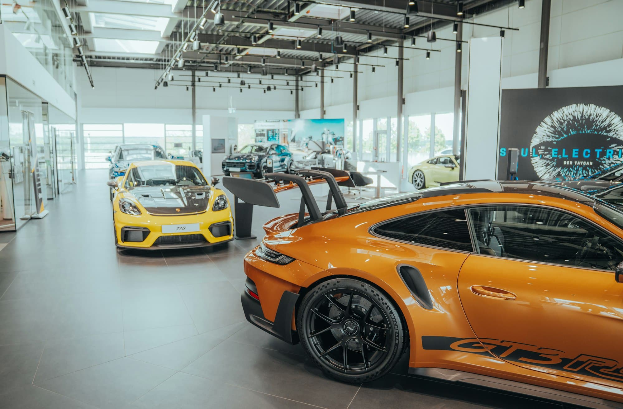Showroom Alien Rent
