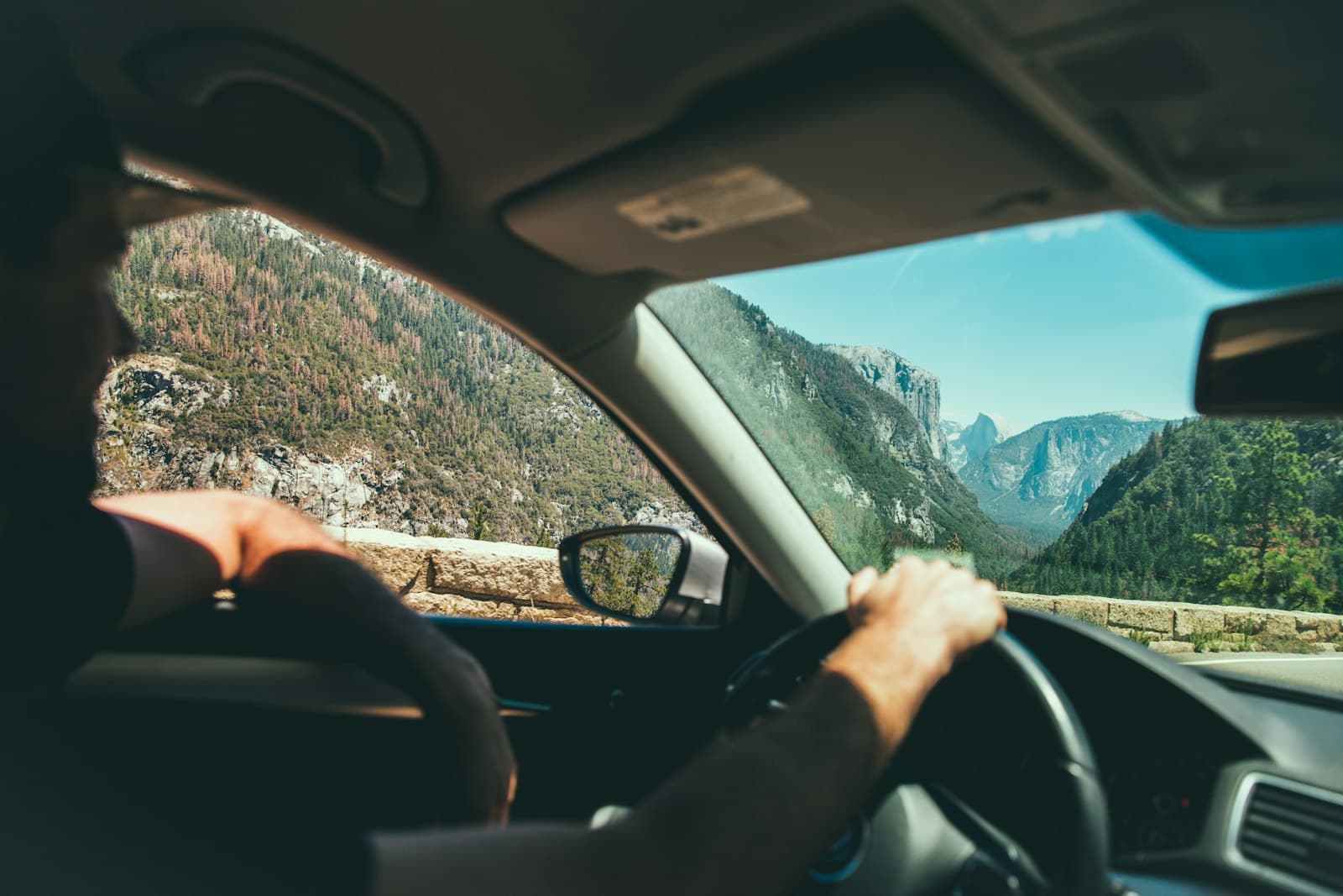 Cliente alla guida della propria auto a noleggio